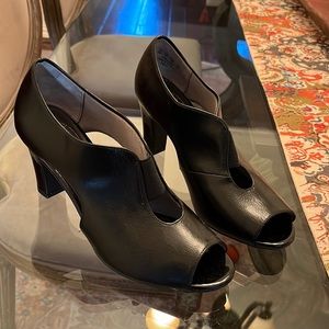 Black leather, open-toe heels sz8